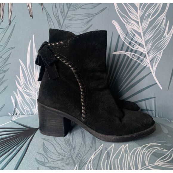 UGG Fraise Whipstitch Bow Black Suede Ankle Heel Bootie Boot Sz 7 - Picture 1 of 10